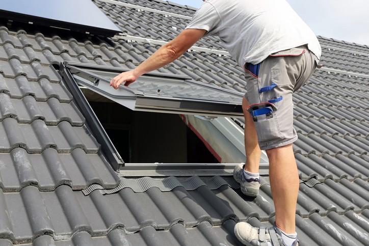 pose-velux01 En tant qu’artisan couvreur local à Ennery, nous réalisons l’ensemble des interventions, de l’étude préalable à la pose finale, pour transformer vos espaces sombres en pièces claires et confortables.
Diagnostic et…